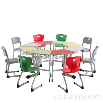 Setzen Sie sich an den Tisch und den Stuhl des Schülers